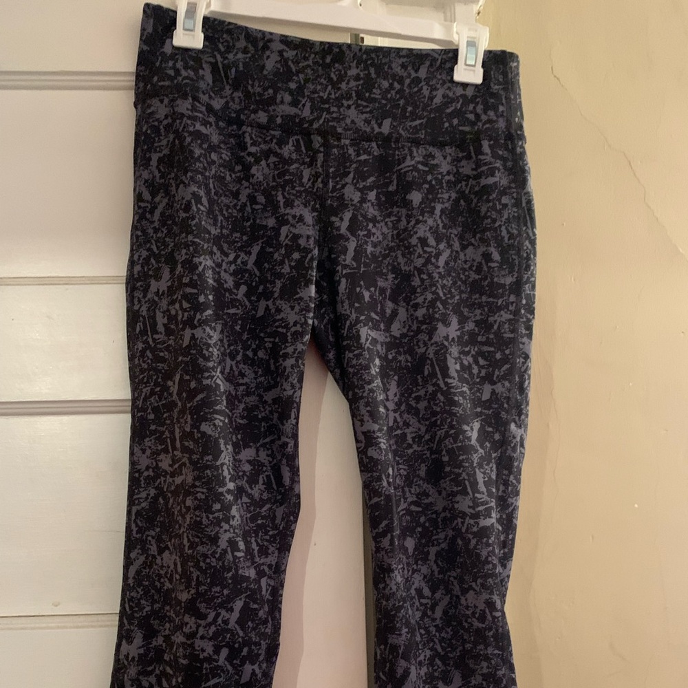 Athleta black and grey capris